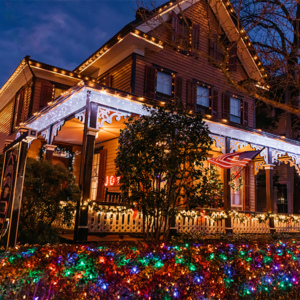 christmas-holiday-house tours-henry sawyer 600×600 Cape May Henry Sawyer Inn decorated for christmas with lights on the house and the bushes